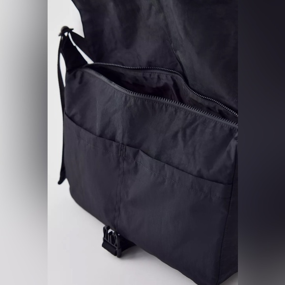 BAGGU Sport Messenger Bag- Black - Picture 4 of 5